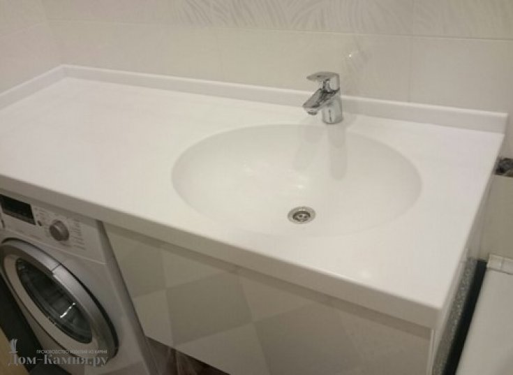 Столешница в ванную из искусственного камня с литой раковиной