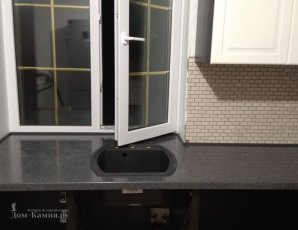 Кухонная столешница переходящая в подоконник из камня