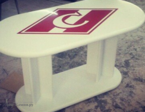 Стол с логотипом 